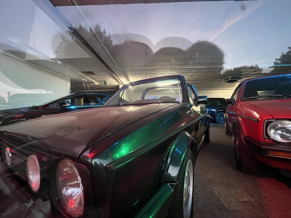Zwei restaurierte Golf-1 Cabrio in unserer Ausstellungshalle