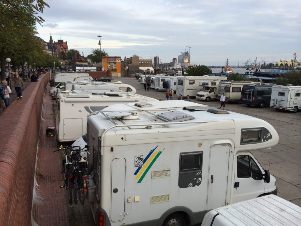 Eine Reihe schöner Wohnmobile neben dem Hamburger Fischmarkt. HOCO Wohnmobil-Service.