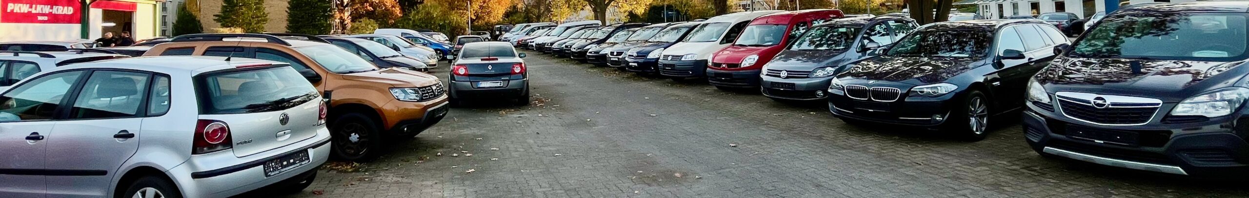 Blick über den Gebrauchtwagen-Parkplatz des HOCO Automarkts am Schwabenring 104 in Minden im Herbst 2025.