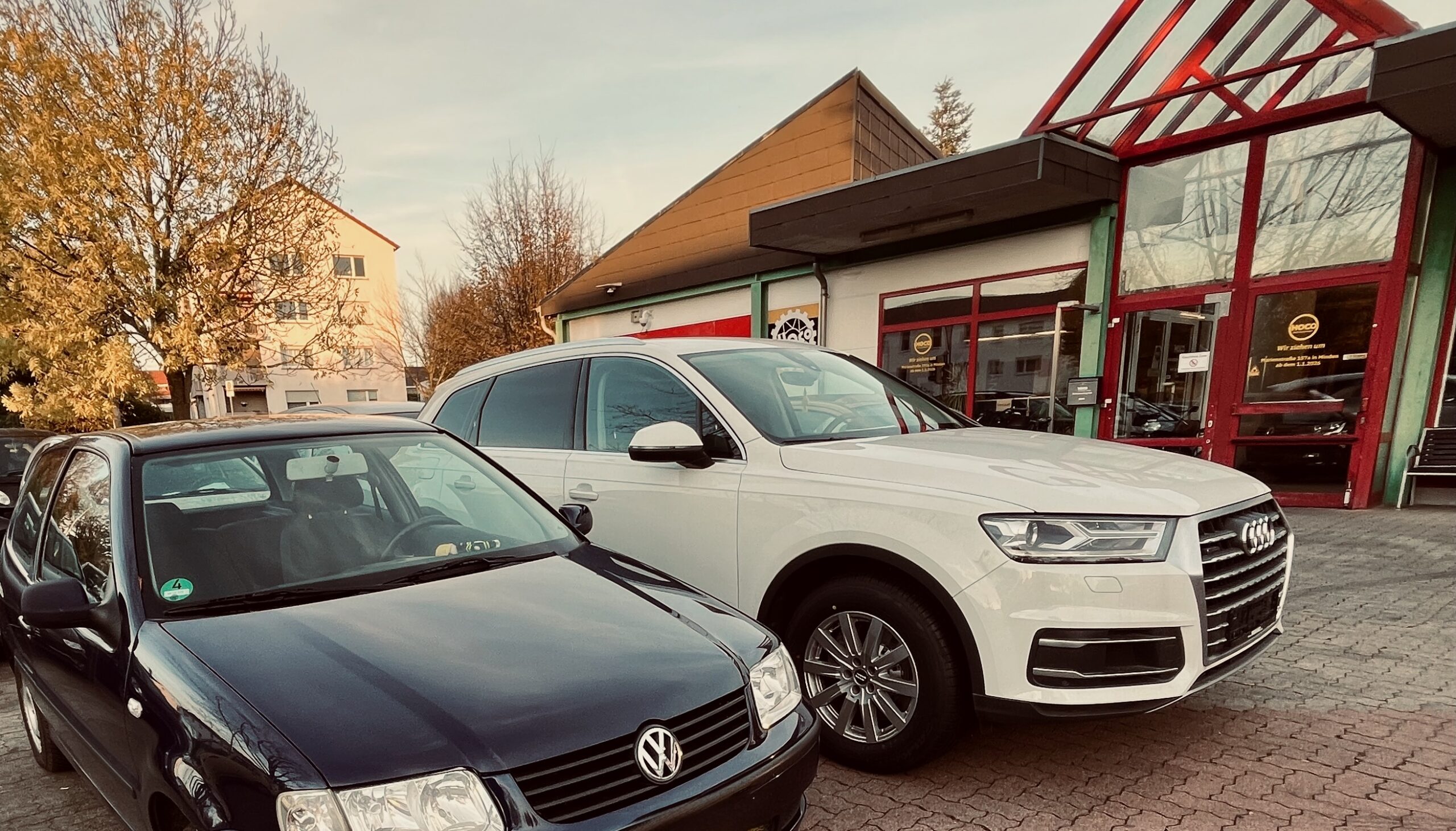 An&Verkauf. Großer weißer Audi u.a. auf Parkplatz des HOCO Automarkts am Schwabenring 104 in Minden mit Gebrauchtwagen im Herbst 2025.