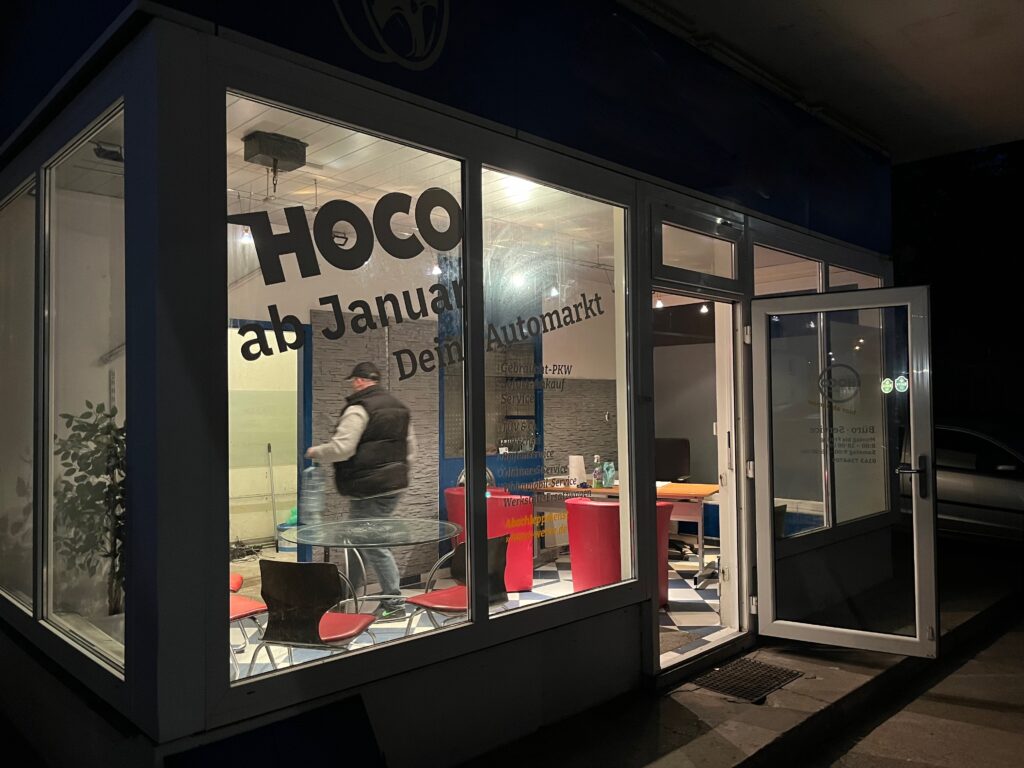 Umzug bei Nacht: HOCO Automarkt zieht in die alte Tankstelle an der Marienstraße