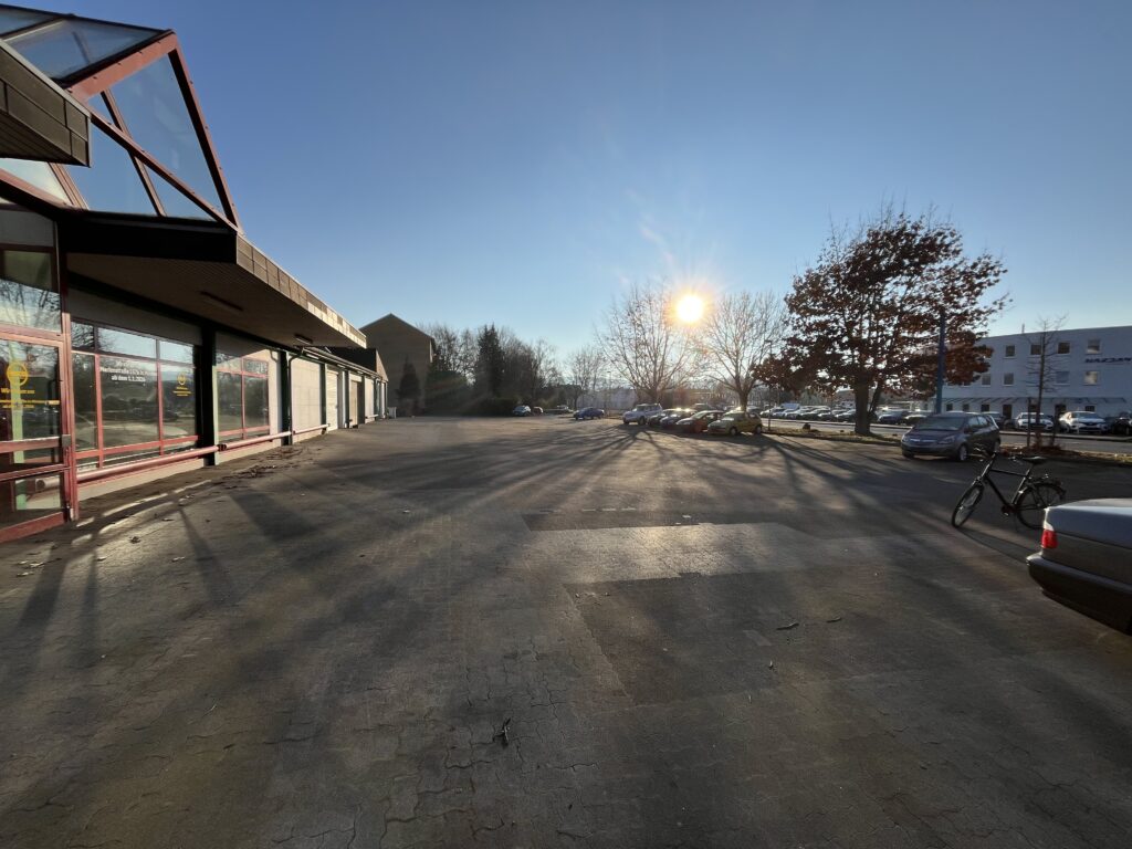Leergeräumter Parkplatz des HOCO Automarkts am Schwabenring 104 in Minden während des Umzugs im Winter 2025.