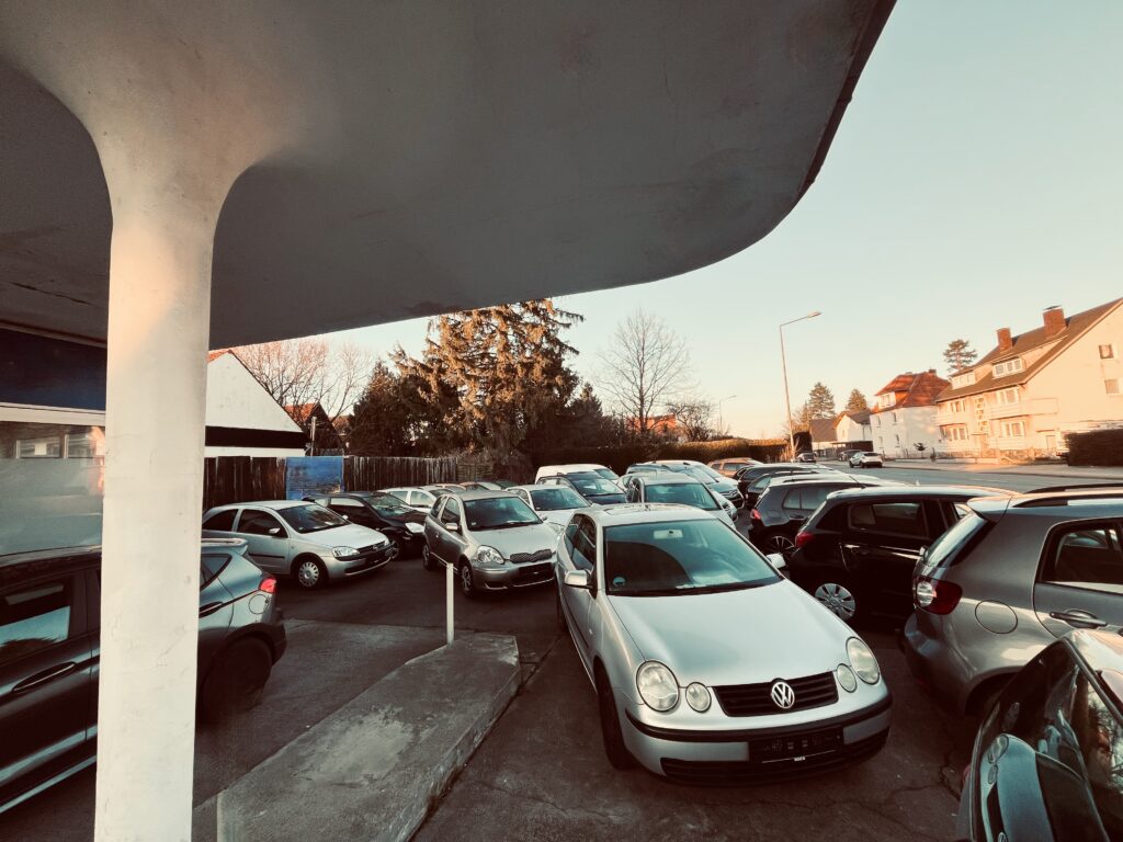 Parkplatz des HOCO Automarkts in der Marienstraße mit großer Auswahl an gepflegten Gebrauchtwagen vor Ort