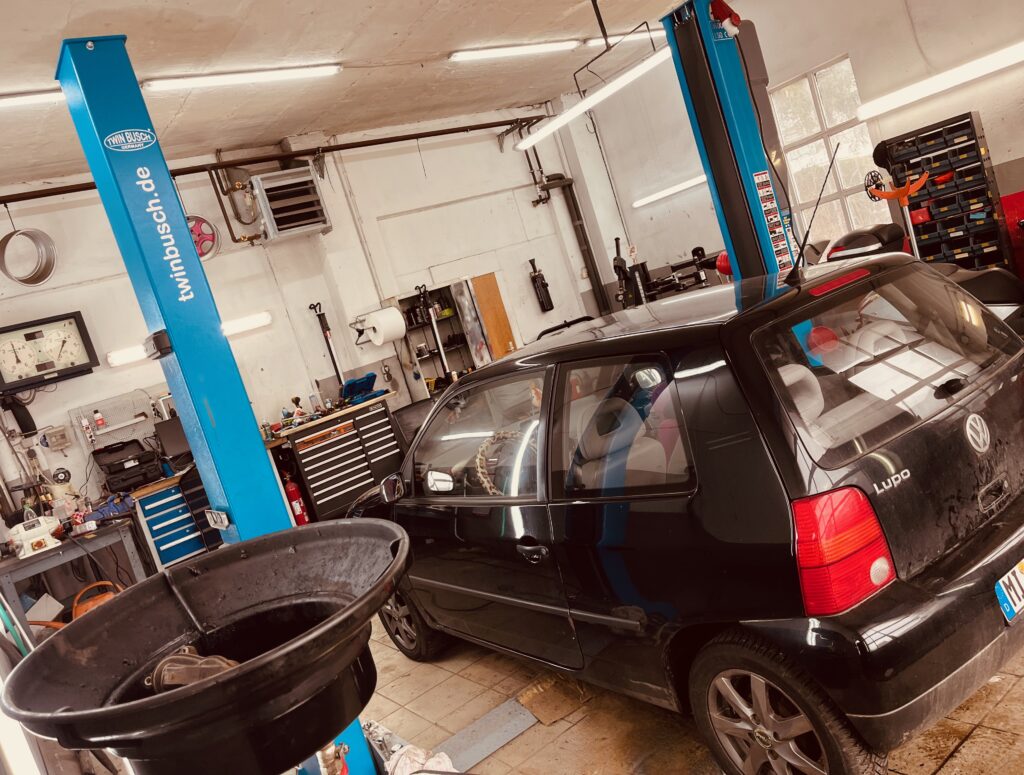 Gebrauchtwagen und Auto-Service in neuen Werkstatthallen, Fahrzeuge für Ausstellung vorbereitet, Februar 2026